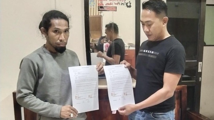 Korban penganiayaan Andre (kiri) berdamai dengan Bripka AP (kanan) di Mapolres Bone.