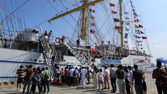 Pengunjung berfoto di atas kapal layar latih KRI Bima Suci saat 