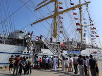 Berlabuh di Shanghai, KRI Bima Suci Jadi Primadona