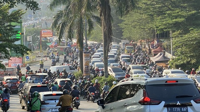 Lalu lintas di Jalan Grand Depok City (GDC) Depok, Jawa Barat (Jabar) macet pada jam berangkat kantor pagi ini. Kemacetan itu terjadi hingga Jalan Kartini.