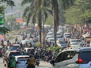 Jam Berangkat Kantor, Lalin GDC arah Jakarta Macet Pagi Ini