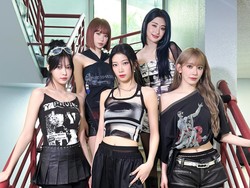 LE SSERAFIM Gaya Bebas di Teaser Comeback ala Video Karaoke 90an