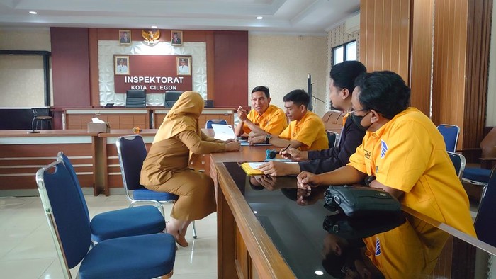 Lurah Gerem, Cilegon, diadukan ke Inspektorat Kota Cilegon karena diduga bagi-bagi kaos salah satu cawalkot Cilegon
