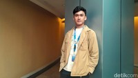 Azka Haekal Quthni Albab, mahasiswa Ilmu Politik Universitas Indonesia, adalah contohnya. Ia lolos seleksi pada posisi Video Editor Brand Studio Intern dengan menyertakan pengalaman antara lain sebagai podcast editor PolSci Talks UI dari Pusat Kajian Politik Puskapol UI dan pencapaian sebagai nomine Student Short Film Category Lift-Off Global Network Session 2024 Film Festival Inggris, UK.Untuk di acara-acara kampus sendiri, aku sering di-hire sebagai videografer dan video editor beberapa acara. Proyek yang terakhir kugarap untuk proyek kampus itu untuk teater, ucapnya. Foto: Trisna Wulandari/detikEdu
