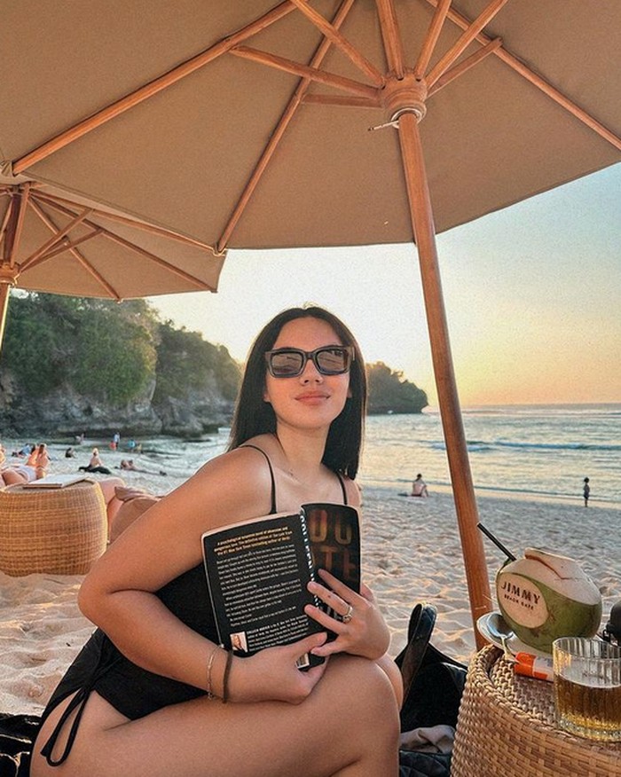 Makin Cantik, Begini Gaya Shafa Harris Saat Ngopi dan Minum Air Kelapa Makin Cantik, Begini Gaya Shafa Harris Saat Ngopi dan Minum Air Kelapa