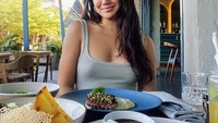 Influencer kelahiran tahun 2003 ini memangs ejak dulu terkenal dengan gaya modisnya. Begini potretnya saat makan siang dengan streak dan salad. Foto: Instagram @shafaharris