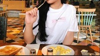Walau tampil dengan pakaian kasual, tapi Shafa tetap terlihat keren meski foto ini diambil saat dia sarapan. Foto: Instagram @shafaharris