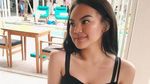 Makin Cantik, Begini Gaya Shafa Harris Saat Ngopi dan Minum Air Kelapa