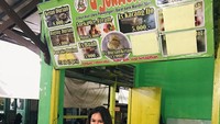 Meski sering kulineran mewah tapi Shafa tak gengsi untuk jajan cendol hingga bersantai di warung sederhana. Foto: Instagram @shafaharris