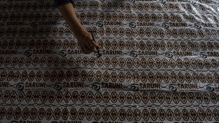 Perajin menyelesaikan pembuatan kain batik motif Banten di Sentra Industri dan Pelatihan Batik Banten, Kota Serang, Banten, Senin (9/9/2024). Kementerian Koperasi dan UKM mencatat jumlah UMKM di Indonesia yang mencapai 66 juta memiliki peranan terhadap perekonomian Indonesia dengan menyerap sekitar 117 juta pekerja atau 97 persen dari total tenaga kerja yang ada di tanah air serta berkontribusi terhadap Pendapatan Domestik Bruto (PDB) mencapai 61 persen atau setara Rp9.580 triliun. ANTARA FOTO/Angga Budhiyanto/gp/tom.