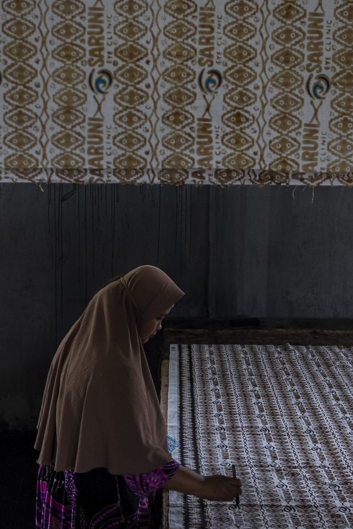 Perajin menyelesaikan pembuatan kain batik motif Banten di Sentra Industri dan Pelatihan Batik Banten, Kota Serang, Banten, Senin (9/9/2024). Kementerian Koperasi dan UKM mencatat jumlah UMKM di Indonesia yang mencapai 66 juta memiliki peranan terhadap perekonomian Indonesia dengan menyerap sekitar 117 juta pekerja atau 97 persen dari total tenaga kerja yang ada di tanah air serta berkontribusi terhadap Pendapatan Domestik Bruto (PDB) mencapai 61 persen atau setara Rp9.580 triliun. ANTARA FOTO/Angga Budhiyanto/gp/tom.