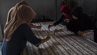 Perajin menyelesaikan pembuatan kain batik motif Banten di Sentra Industri dan Pelatihan Batik Banten, Kota Serang, Banten, Senin (9/9/2024).  