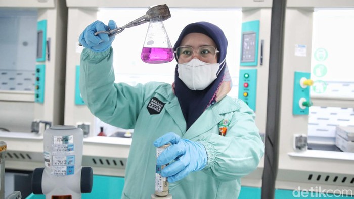 Petugas laboratorium melakukan pengujian contoh uji air, tanah dan udara di Laboratorium Lingkungan Hidup Daerah (LLHD) Dinas Lingkungan Hidup Jakarta, Setiabudi, Jakarta Selatan, Senin (9/9/2024).