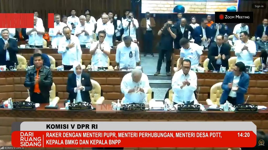 Momen Menteri PUPR dan jajaran Kementerian PUPR menunduk mengucap terima kasih saat raker dengan Komisi V DPR RI, Senin (9/9/2024) (Tangkapan Layar Youtube)