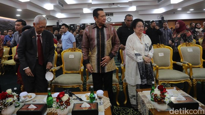 Pimpinan MPR RI menggelar silaturahmi kebangsaan yang dihadiri Presiden ke-5 RI Megawati Soekarnoputri dan sejumlah perwakilan keluarga Presiden ke-1 RI Sukarno. Ini momennya.