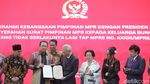 Momen MPR Serahkan Surat Pencabutan Tap MPR 33/1967 ke Keluarga Soekarno