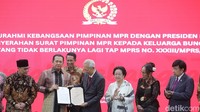 Dalam pertemuan itu, Ketua MPR Bambang Soesatyo bersama pimpinan MPR lainnya melakukan penyerahan surat pimpinan MPR tentang dicabutnya TAP MPRS Nomor 33/MPRS/1967.