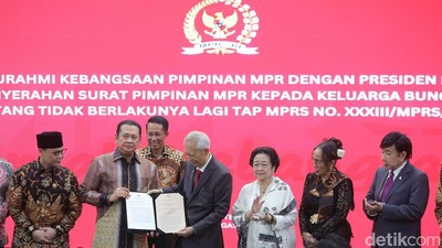 Momen MPR Serahkan Surat Pencabutan Tap MPR 33/1967 ke Keluarga Soekarno