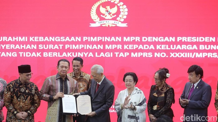 Pimpinan MPR RI menggelar silaturahmi kebangsaan yang dihadiri Presiden ke-5 RI Megawati Soekarnoputri dan sejumlah perwakilan keluarga Presiden ke-1 RI Sukarno. Ini momennya.