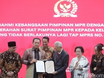 Momen MPR Serahkan Surat Pencabutan Tap MPR 33/1967 ke Keluarga Soekarno