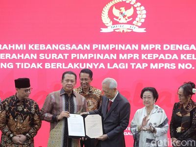 Momen MPR Serahkan Surat Pencabutan Tap MPR 33/1967 ke Keluarga Soekarno