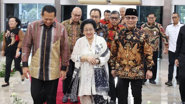 Momen Presiden ke-5 RI Megawati Soekarnoputri menyambangi gedung MPR/DPR/DPD RI, Senayan, dengan Ketua MPR Bambang Soesatyo (Bamsoet) dan pimpinan MPR lainnya. Dok: Istimewa