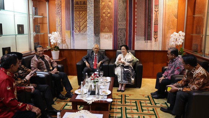 Momen Presiden ke-5 RI Megawati Soekarnoputri menyambangi gedung MPR/DPR/DPD RI, Senayan, dengan Ketua MPR Bambang Soesatyo (Bamsoet) dan pimpinan MPR lainnya. Dok: Istimewa