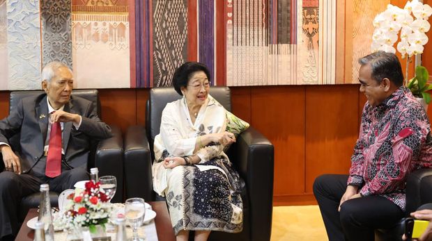 Momen Presiden ke-5 RI Megawati Soekarnoputri menyambangi gedung MPR/DPR/DPD RI, Senayan, dengan Ketua MPR Bambang Soesatyo (Bamsoet) dan pimpinan MPR lainnya. Dok: Istimewa