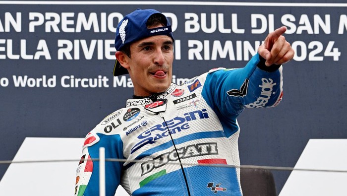 MotoGP - San Marino Grand Prix - Misano World Circuit Marco Simoncelli, Misano Adriatico, Italy - September 8, 2024 Gresini Racing MotoGPs Marc Marquez celebrates on the podium after winning the San Marino Grand Prix REUTERS/Massimo Pinca