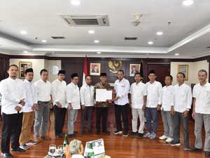 Temui Massa Aksi Krakatau Posco, Yandri Susanto: Kita Cari Solusi Terbaik