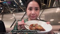 Selain ke kopitiam, Nagita bersama rekannya juga kulineran dimsum. Ia mengunjungi Dim Sum Library yang berlokasi di Pacific Place, Queensway, Hong Kong. Foto: YouTube Rans Entertainment