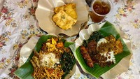 Seporsi nasi liwet dengan 4 jenis lauk dibanderol Rp 26.000. Lauknya ada mie goreng, ayam suwir balado, cumi asin sambal ijo dan tumis daun singkong. Foto: detikcom/Riska Fitria