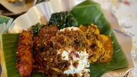 Jika ingin yang lebih spesial, bisa juga pilih lauk tumis daging yang dimasak bumbu gula. Dagingnya empuk dan bumbunya royal. Foto: detikcom/Riska Fitria