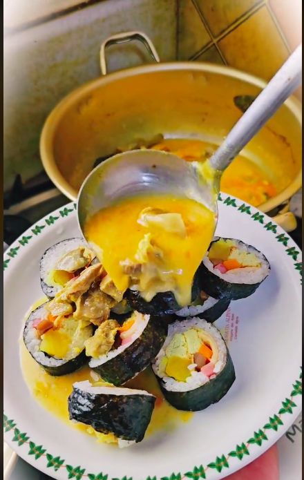 Nyeleneh tapi Enak, Pria Ini Makan Gulai Kambing pakai Kimbab khas Korea