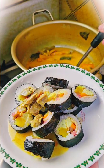 Nyeleneh tapi Enak, Pria Ini Makan Gulai Kambing pakai Kimbab khas Korea