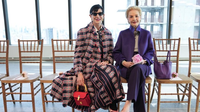 Desainer Carolina Herrera, kanan, berpose untuk fotografer bersama jurnalis Amy Fine Collins sebelum koleksi Carolina Herrera dijadikan model saat Fashion Week, Senin, 12 Februari 2024, di New York.