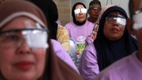 Warga antre mengikuti operasi katarak gratis di Rumah Sakit Mata Mencirim 77 Medan, Sumatera Utara, Senin (9/9/2024) yang digelar oleh PT Agincourt Resources untuk meningkatkan kualitas hidup masyakarat sekitar.