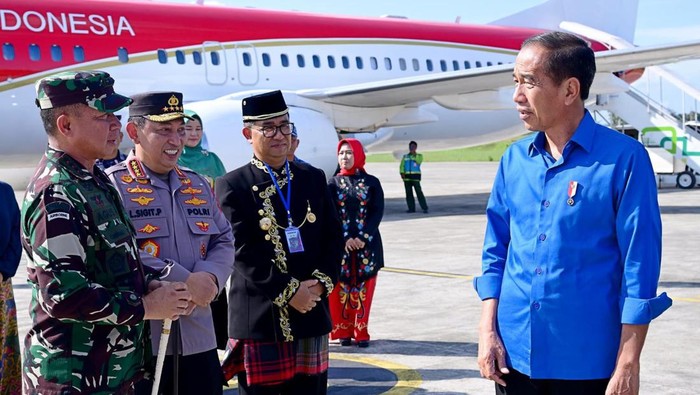Panglima TNI Jenderal TNI Agus Subiyanto mendampingi Presiden Jokowi membuka acara MTQ Nasional Ke-XXX Tahun 2024 di Samarinda, Kaltim. (dok Puspen TNI)