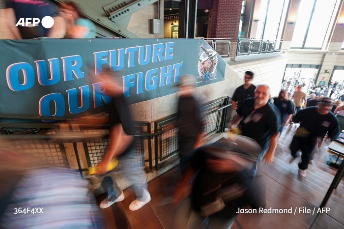 Para pekerja di Boeing (Jason Redmond/AFP)