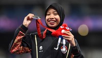 Indonesia merebut medali terakhir melalui Karisma Evi Tiarani. Dia merebut perak pada nomor 100 meter kelas T63 sehari sebelulmnya. (ANTARA FOTO/Agung Wahyudi)