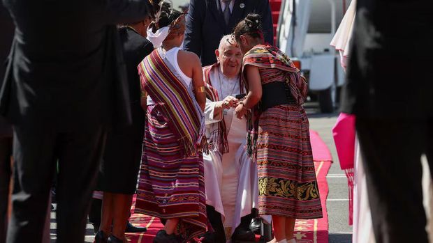 Pope Francis is welcomed at President Nicolau Lobato International Airport during his apostolic visit to Asia, in Dili, East Timor, September 9, 2024. REUTERS/Guglielmo Mangiapane Purchase Licensing Rights