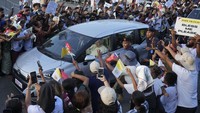 Untuk kali ketiga, Paus Fransiskus kembali naik mobil buatan Toyota di Timor Leste. Ketika mendarat di Bandara Internasional Presidente Nicolau Lobato, Dili, dia dijemput menggunakan Toyota Sienta. AP/Firdia Lisnawati