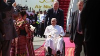 Paus Fransiskus tiba di ibu kota Timor Leste, Dili, pada Senin (9/9) sore. Ini perjalanan ketiga dari empat negara yang dikunjunginya di Asia Tenggara dan Oseania. Paus Fransiskus mendarat di Dili, di Bandara Internasional Presidente Nicolau Lobato setelah penerbangan tiga setengah jam dari Port Moresby. REUTERS/Guglielmo Mangiapane