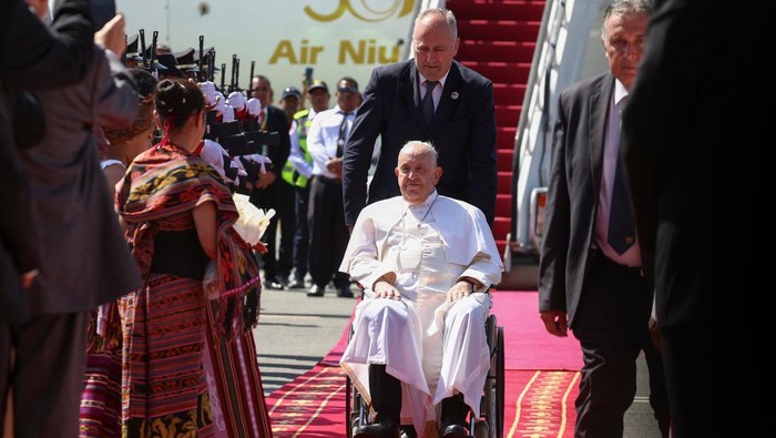 Pope Francis is welcomed at President Nicolau Lobato International Airport during his apostolic visit to Asia, in Dili, East Timor, September 9, 2024. REUTERS/Guglielmo Mangiapane
