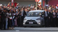 Kunjungan terakhir Paus ke Dili adalah pada tahun 1989, ketika Paus Yohanes Paulus II tiba di wilayah yang saat itu diduduki Indonesia. Timor Leste, yang memperoleh kemerdekaan pada tahun 2002, telah mengalokasikan $12 juta untuk kunjungan Paus. REUTERS/Guglielmo Mangiapane