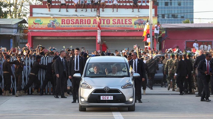 Paus Fransiskus Tiba di Timor Leste, Dijemput Toyota Sienta Pope Francis arrives for a meeting with East Timor's President Jose Ramos-Horta at the Presidential Palace in Dili, East Timor, September 9, 2024. REUTERS/Guglielmo Mangiapane