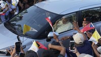 Paus lalu diantar menggunakan Toyota Sienta menuju Istana Kepresidenan untuk menyampaikan pidato resmi pertamanya ke pemerintah Timor-Leste. Bagi tamu sekelas VVIP, umumnya memakai mobil-mobil kelas premium seperti Alphard. AP/Firdia Lisnawati