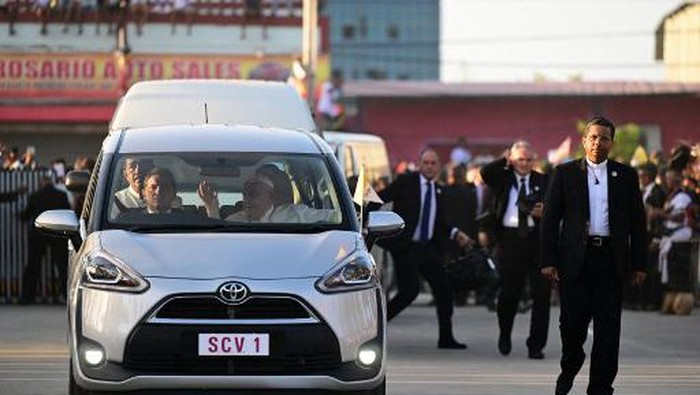 Pope waves from his car as he arrives for a welcoming ceremony at the Presidential Palace in Dili on September 9, 2024. Pope Francis arrived on September 9 in East Timor for the third stop of an Asia-Pacific tour, the longest of the 87-year-olds papacy, according to an AFP reporter travelling with him. (Photo by Tiziana FABI / AFP)
