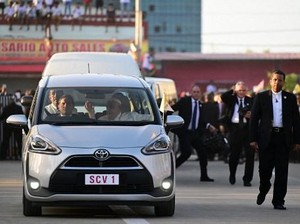 Paus Fransiskus Naik Mobil Merakyat Lagi di Timor Leste