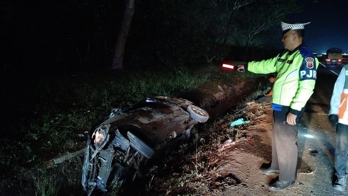 Pecah Ban, Minibus Terguling Di Tol Cipali Hingga Masuk Parit, Satu tewas